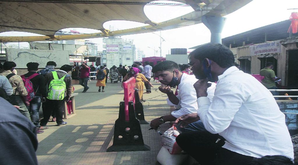 ठाणे रेल्वे स्थानक परिसरात अनेक नागरिक अशाप्रकारे मुखपट्टी नाक आणि तोंडावरून खाली करून अथवा मुखपट्टीविनाच फिरताना दिसतात.