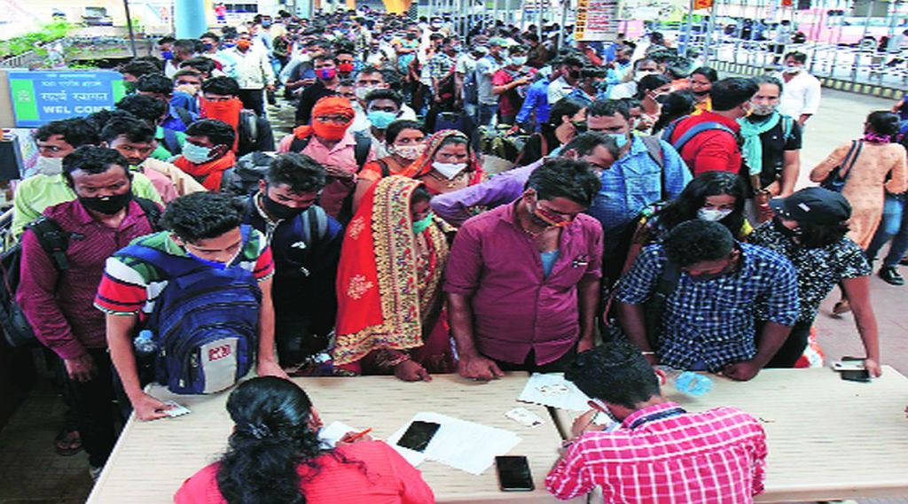 ठाणे रेल्वे स्थानकात परप्रांतीय प्रवाशांची पुन्हा पळवापळवी