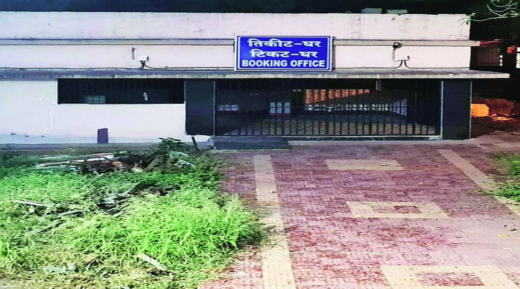ठाकुर्ली पूर्व रेल्वे स्थानकातील बंद असलेली तिकीट खिडकी.
