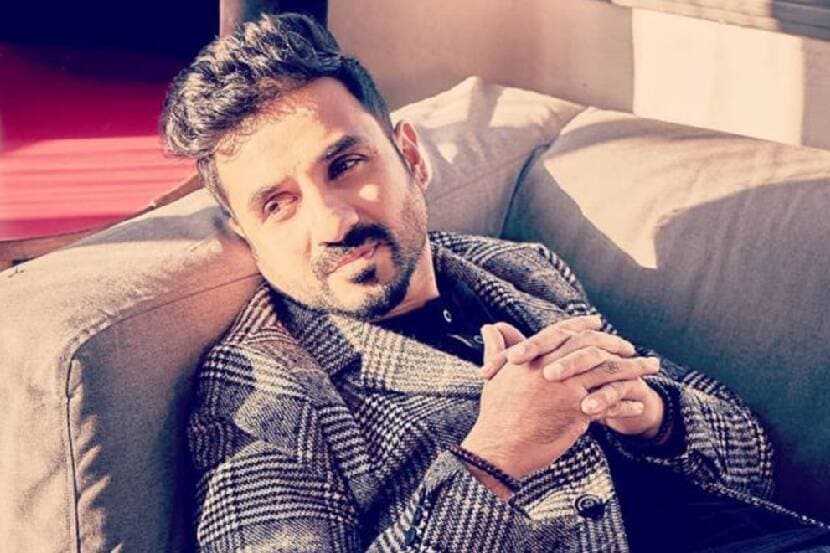 वीर दासने त्याच्या यूट्यूब चॅनलवर 'आय कम फ्रॉम टू इंडियाज’ हा व्हिडिओ अपलोड केला होता. वॉशिंग्टन डीसी मधील जॉन एफ केनेडी सेंटरमध्ये त्याच्या सादरीकरणाचा हा व्हिडिओ होता. यावेळी त्याने 
