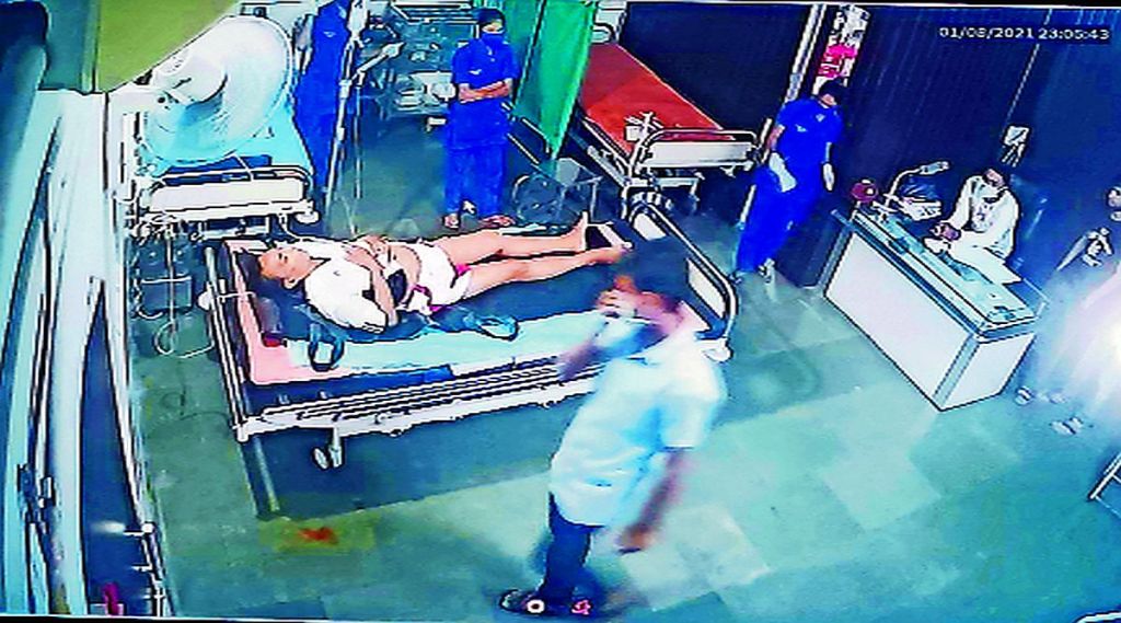 रुग्णवाहिकेचा चालक डॉक्टर बनून रुग्णांना तपासत असल्याचे आढळून आले.