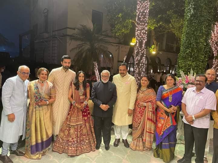छगन भुजबळ आणि कुटुंबीय जयंत पाटील यांच्या मुलाच्या लग्नासाठी आवर्जून उपस्थित होते. यावेळी त्यांनी नवदाम्पत्याची भेट घेऊन त्यांना शुभाशीर्वाद दिले.