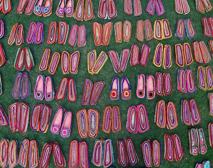 त्यानंतर त्यांनी या कामगारांसाठी १०० जोड्या चपला पाठवल्या.