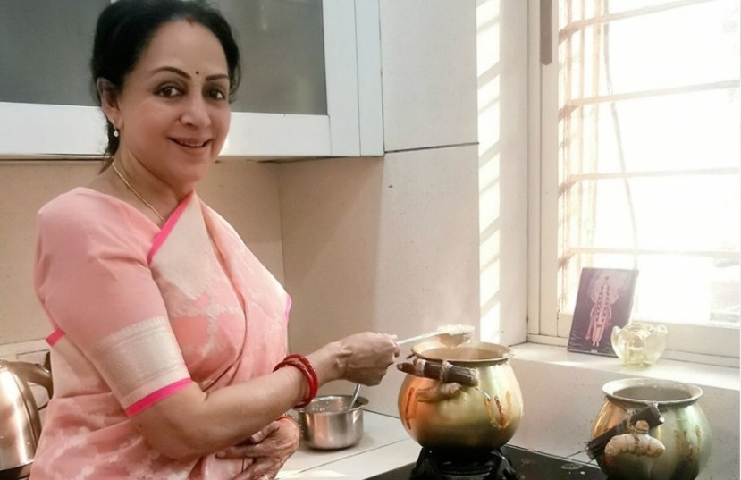 तर हेमा मालिनी यांनी पोंगल बनवून संपूर्ण कुटुंबाला खाऊ घातला. पितळी हंडीत ड्रीमगर्लने पोंगल बनवतानाचा फोटोही शेअर केला आहे.