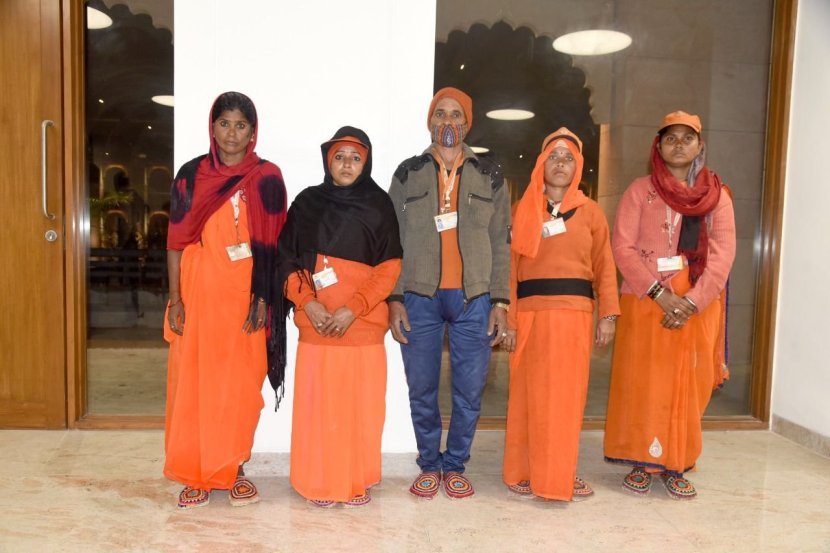 काशी विश्वनाथ कॉरिडॉरच्या उद्घाटनासाठी वाराणसीच्या भेटीदरम्यान, इथले अनेक कामगार अनवाणी पायांनी काम करत असल्याचं पंतप्रधान मोदींना कळालं.