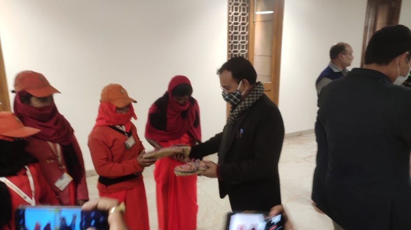 “काशी विश्वनाथ धाम येथे काम करणारे लोक खूप आनंदी होते हे वेगळे सांगण्याची गरज नाही. पंतप्रधान सगळीकडे बारकाईने लक्ष देतात आणि त्यांना गरीबांची किती काळजी आहे, याचं हे आणखी एक उदाहरण आहे,” असं एका सूत्राने पीटीआयला सांगितले.