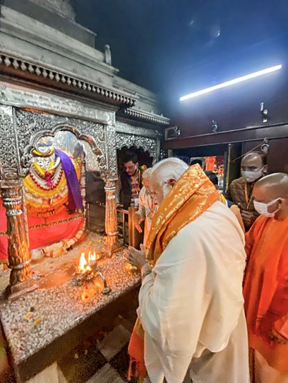 मंदिराच्या आवारात चामड्याचे किंवा रबराची चप्पल किंवा जोडे घालण्यास मनाई आहे.