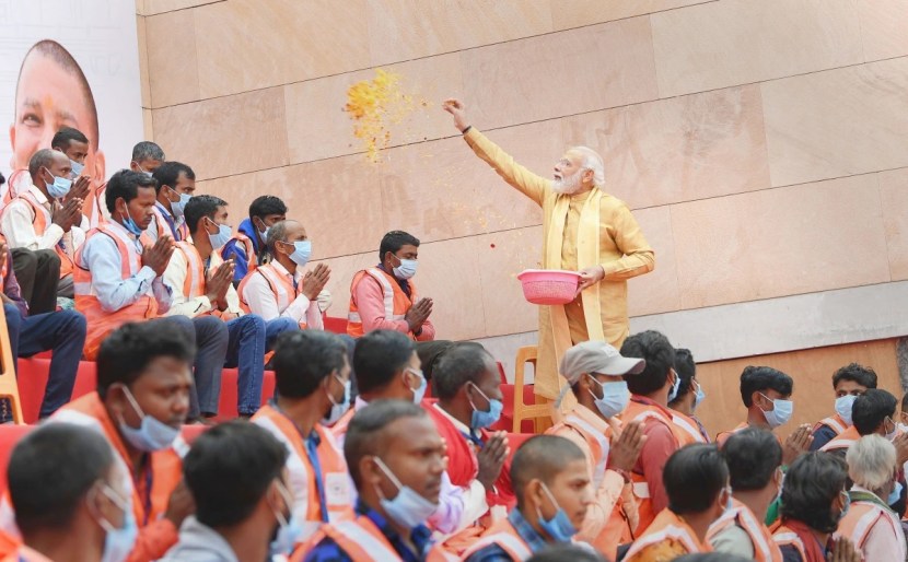 पंतप्रधान मोदींनी काशी विश्वनाथ कॉरिडॉर बांधणाऱ्या कामगारांवर फुलांच्या पाकळ्यांचा वर्षाव केला होता.