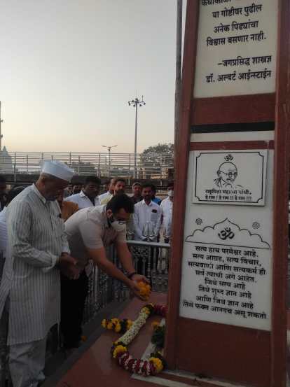 “म्हणूनच आज महात्मा गांधीजींच्या पूर्वसंध्येस जिथे राष्ट्रपिता महात्मा गांधीजींच्या अस्थी विसर्जित करण्यात आल्या, त्या इंद्रयणीच्या काठी आळंदीला मी येऊन महात्मा गांधीजींना अभिवादन केलं.”