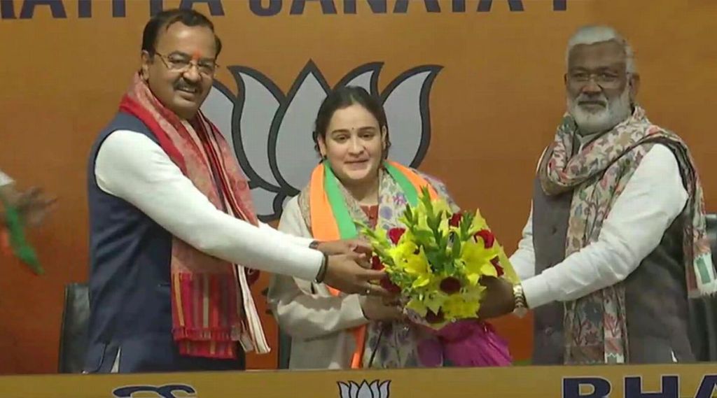 उत्तर प्रदेश निवडणुकीआधीच सपाला मोठा धक्का; मुलायम सिंग यादवांच्या सूनेचा भाजपात प्रवेश उत्तर प्रदेश निवडणुकीआधीच सपाला मोठा धक्का; मुलायम सिंग यादवांच्या सूनेचा भाजपात प्रवेश