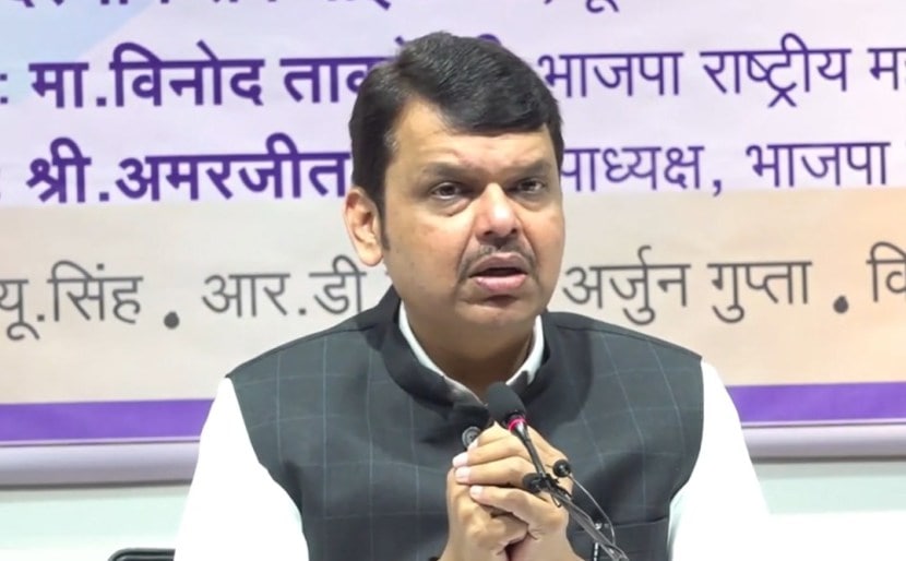 “हिंदुत्वाच्या गप्पा आणि लाचारीचं बोलणं तुमच्या तोंडी शोभत नाही. संपूर्ण भाषणात महाराष्ट्राच्या हिताचं काही नाही. आम्ही काय दिशा देणार याची माहिती नाही. घोटाळ्यांबद्दल, गृहमंत्री जेलमध्ये आहेत, पालिकेत होणारी लूट, दरोडेखोरी याबद्दल कुठे बोलणार..त्यांना माहिती आहे महाराष्ट्राबद्दल बोलायला लागलो तर आपल्याला तोंड नाही. म्हणून मग अशा प्रकारचे विषय आणायचे आणि दोन दिवस वेगळे वाद सुरु राहतील”