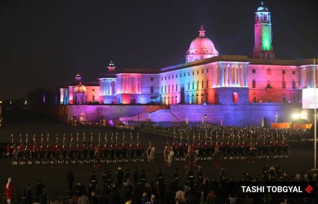 प्रजासत्ताक दिनानिमित्त राजधानी दिल्लीत आयोजित बिटिंग रिट्रिट समारंभातील खास क्षण ( सर्व फोटो सौजन्य - Express photo by Tashi Tobgyal)