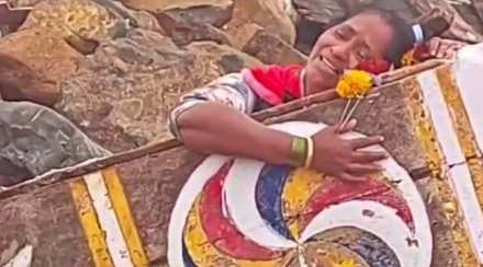 मिरा भाईंदरमध्ये वादळाचं थैमान, उत्तन येथे नांगर मोडून बांधलेल्या बोटी समुद्रात बुडाल्या मिरा भाईंदरमध्ये वादळाचं थैमान, उत्तन येथे नांगर मोडून बांधलेल्या बोटी समुद्रात बुडाल्या