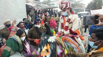 या लग्नाच्या वरातीत कडक पोलीस बंदोबस्त करण्यात आला होता. (फोटो सौजन्य- दीप मुखर्जी, इंडियन एक्सप्रेस)
