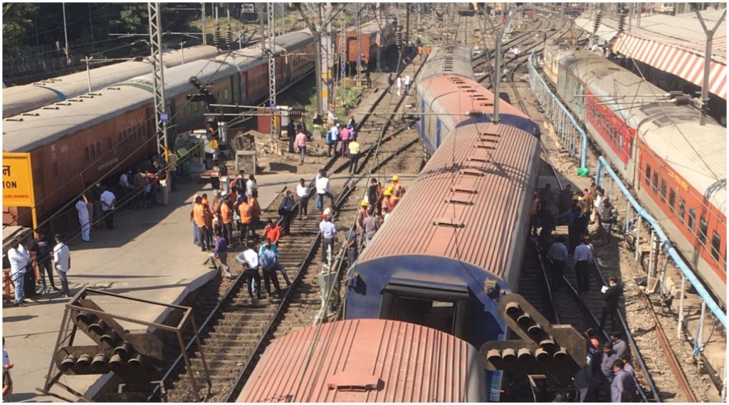 पुण्यात डेमू रेल्वे रुळावरून घसरली; मोठी दुर्घटना टळली
