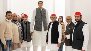 Indias Tallest Man Dharmendra Pratap Singh, Dharmendra Pratap Singh Joins Samajwadi Party, SP, UP Election, UP Assembly Election,