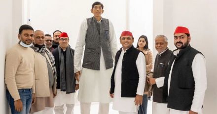 Indias Tallest Man Dharmendra Pratap Singh, Dharmendra Pratap Singh Joins Samajwadi Party, SP, UP Election, UP Assembly Election, Indias Tallest Man Dharmendra Pratap Singh, Dharmendra Pratap Singh Joins Samajwadi Party, SP, UP Election, UP Assembly Election,