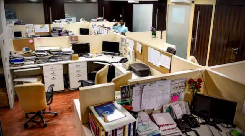 सरकारी कार्यालयांची दारे अभ्यगतांसाठी बंद करण्यात आली आहेत.