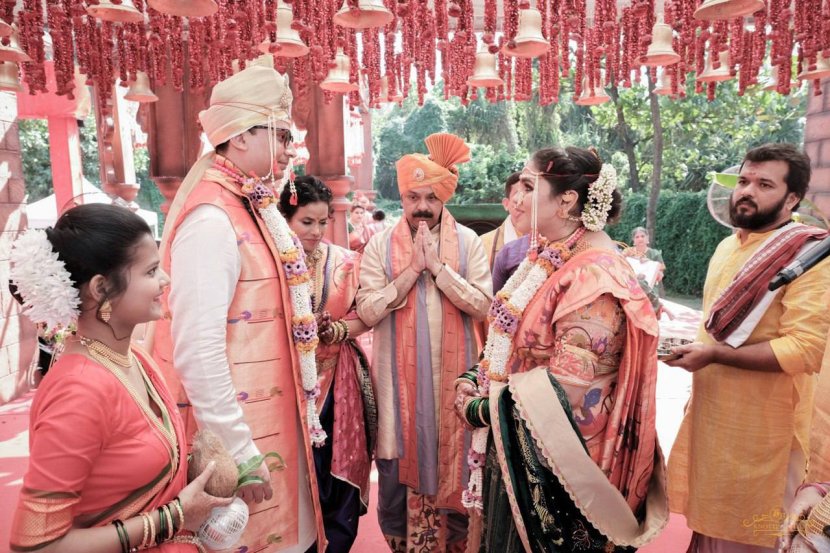 प्रसाद लाड यांची कन्या सायलीचा विवाह शांतनूसोबत झाला.