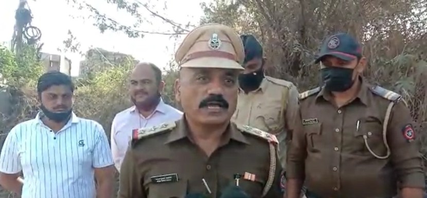 “फोन सुरुच ठेवा मी आलोच, असं डॉक्टर व्हिडीओ कॉलवर म्हणाले. त्यांनी नक्की लोकेशन कुठे आहे असं विचारलं असता आम्ही पुनावळेमध्ये पाण्याच्या टाक्या आहेत तिथे समोरच इमारत आहे, असं लोकेशन सांगितलं. त्यानंतर त्यांनी लाइव्ह लोकेशन मागितलं. आम्ही त्यांना फोनवरुन लोकेश पाठवलं. नंतर लगेच डीएसपी आणि इतर पोलीस अधिकाऱ्यांचे फोन आले त्यांनीही लोकेशन मागवलं. आम्ही त्यांनाही लोकेशन पाठवलं. त्यानंतर १० ते १५ मिनिटांमध्ये त्या मुलाचे वडील आले, पोलीसही आले. नंतर अर्ध्या तासाने त्याची आई आली,” असं या मुलाला त्याच्या पालाकांच्या स्वाधीन करण्यासाठी वॉचमनला मदत करणाऱ्या लिफ्ट काम करणाऱ्यांनी सांगितलं.