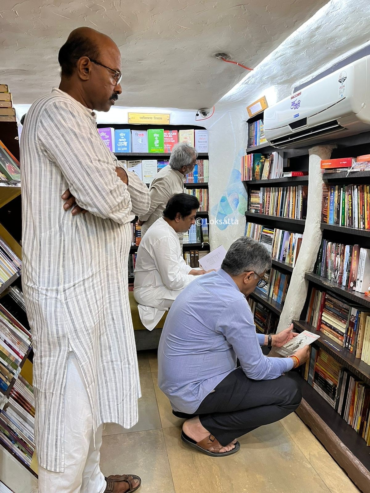Raj Thackeray Visited A Book Shop in Pune Buy 200 books worth 50000 rs