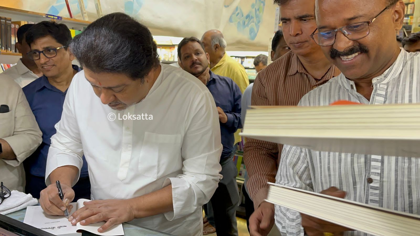 Raj Thackeray Visited A Book Shop in Pune Buy 200 books worth 50000 rs