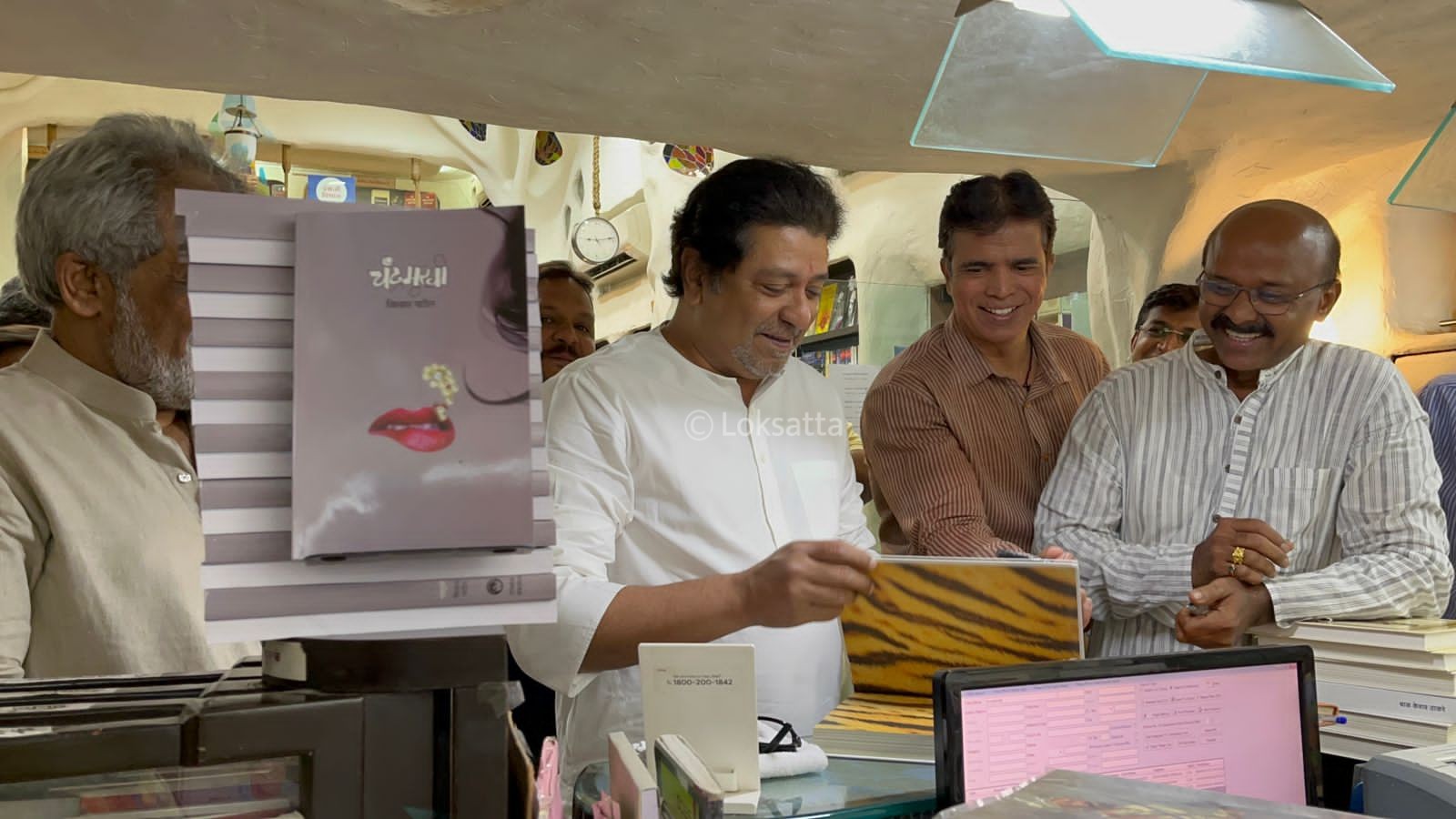 Raj Thackeray Visited A Book Shop in Pune Buy 200 books worth 50000 rs