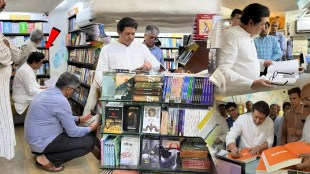 Raj Thackeray Visited A Book Shop in Pune