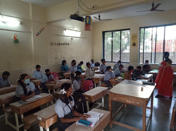 या उलट विद्यार्थी करोनाबाधित असल्यास त्याच्या मागील, पुढील आणि शेजारील तीन रांगांतील विद्यार्थ्यांना बाधीत विद्यार्थ्यांच्या निकट सहवासीत मानण्यात येईल, असे शिक्षण विभागाच्या नियमावलीत नमूद करण्यात आले होते. (फोटो - अमित चक्रवर्ती, इंडियन एक्सप्रेस)