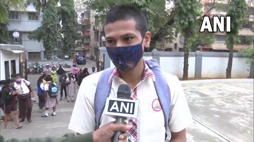 त्यामुळे विद्यार्थी करोनाबाधित झाल्यास नेमके काय करावे, याबाबत सरकारच्या दोन विभागांच्या धोरणात विसंगती असल्याचे समोर आले आहे. (ANI फोटो)