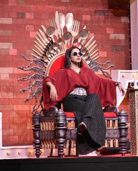 श्रेया सोशल मीडियावर नेहमी सक्रीय असते. अनेक फोटो आणि व्हिडीओ शेअर करत ती चाहत्यांच्या संपर्कात राहण्याचा प्रयत्न करते.