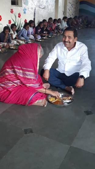 Mother of orphans Sindhutai Sapkal
