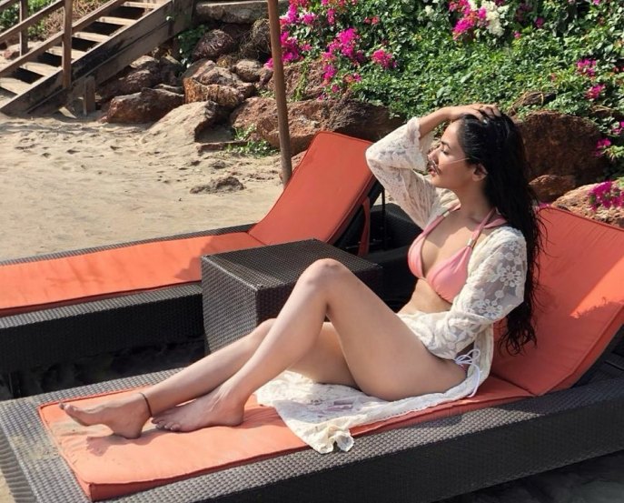 Sonal Chauhan Sets Internet On Fire In Black Bikini Check Out Diva Sexiest Beach Pictures