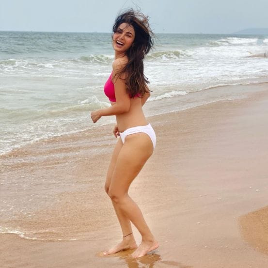 Sonal Chauhan Sets Internet On Fire In Black Bikini Check Out Diva Sexiest Beach Pictures