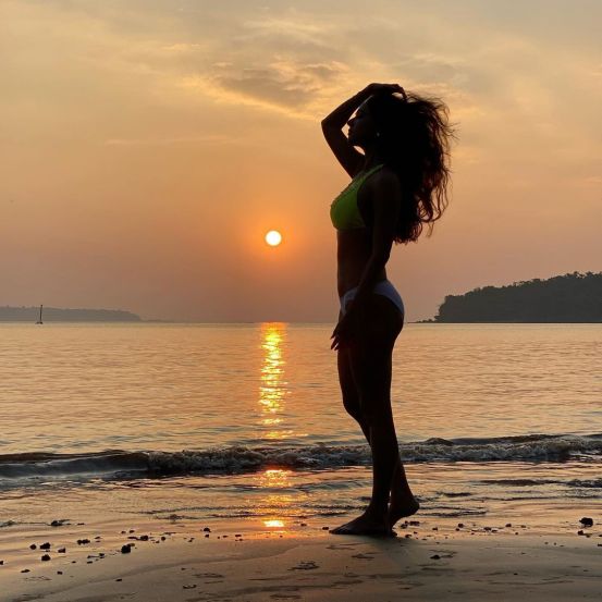 Sonal Chauhan Sets Internet On Fire In Black Bikini Check Out Diva Sexiest Beach Pictures