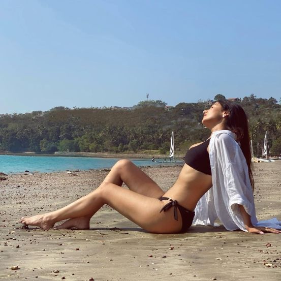 Sonal Chauhan Sets Internet On Fire In Black Bikini Check Out Diva Sexiest Beach Pictures
