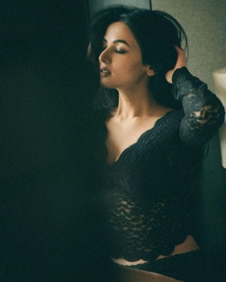 Sonal Chauhan Sets Internet On Fire In Black Bikini Check Out Diva Sexiest Beach Pictures