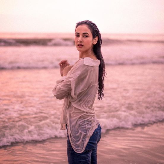 Sonal Chauhan Sets Internet On Fire In Black Bikini Check Out Diva Sexiest Beach Pictures