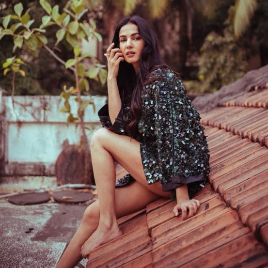 Sonal Chauhan Sets Internet On Fire In Black Bikini Check Out Diva Sexiest Beach Pictures