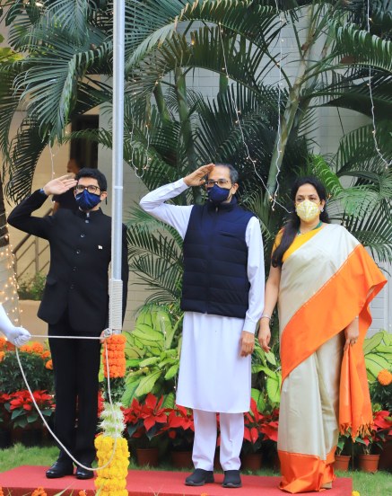 PHOTOS: ‘वर्क फ्रॉम होम’नंतर उद्धव ठाकरे सार्वजनिक कार्यक्रमात सहभागी; वर्षा निवासस्थानी ध्वजारोहण