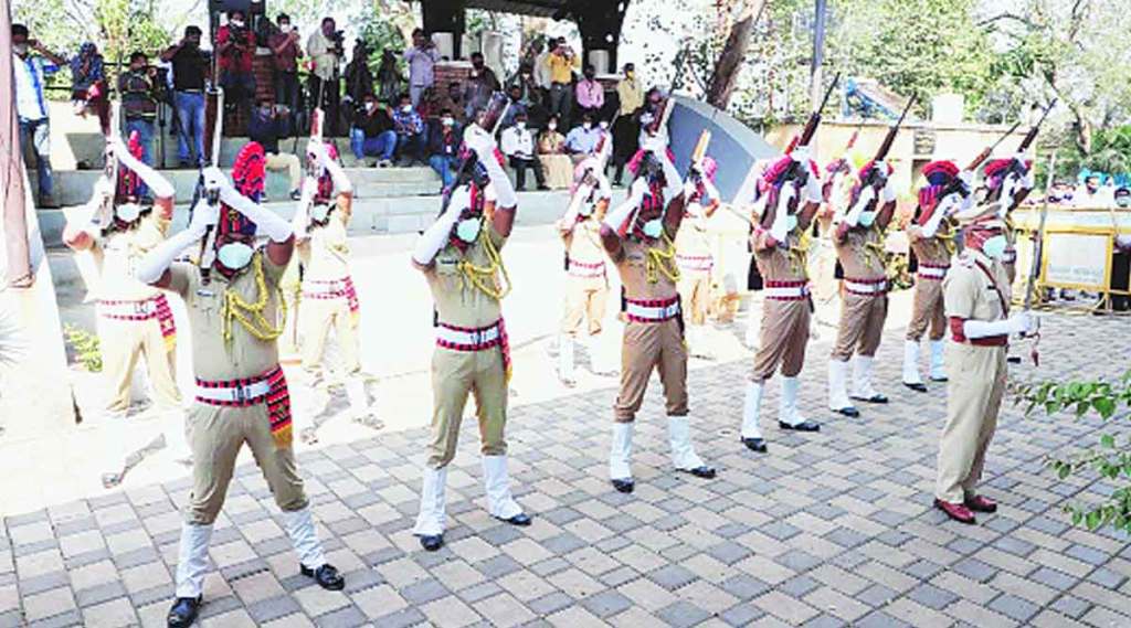 प्रा. एन. डी. पाटील यांच्या अंत्यसंस्कारप्रसंगी पोलीस दलाने शोकप्रसंगीचे बिगूल वाजवून आणि बंदुकीच्या तीन फैरी हवेत झाडून मानवंदना दिली.