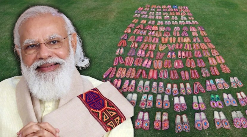 पंतप्रधान नरेंद्र मोदी यांनी त्यांच्या वाराणसी लोकसभा मतदारसंघातील काशी विश्वनाथ धाम येथे काम करणाऱ्या कामगारांसाठी जूट चपलांच्या १०० जोड्या पाठवल्या आहेत.