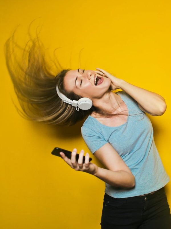 cropped-listening-music.jpg