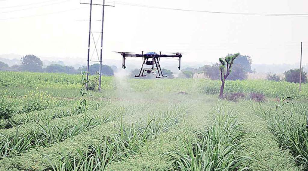 ड्रोनच्या वापराने कीटकनाशकांची ५० टक्के बचत ; केंद्राने वापराची नवी कार्यपद्धती आखल्याने उस्मानाबादमध्ये प्रयोग