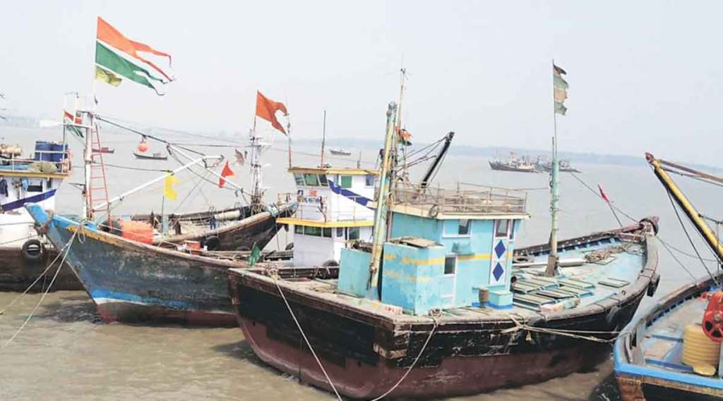 मासळीची ४० टक्के आवक घटली ; गारव्याने खवय्यांच्या खिशालाही चाट, मासळीऐवजी चिकनचा पर्याय
