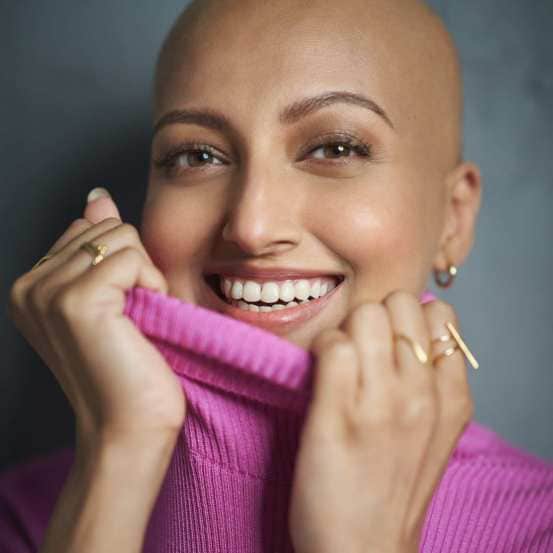 हा फोटो शेअर करताना ती म्हणाली, तू फार छान दिसत आहेस. हे चित्र सामर्थ्य, सौंदर्य आणि कृपा दर्शवते. कर्करोगाशी तुमची लढाई हा या प्रवासाचा एक भाग आहे. मला माहित आहे की तू हे जिंकून अधिक सुंदर दिसशील. आम्ही सर्व तुमच्या सोबत आहोत.