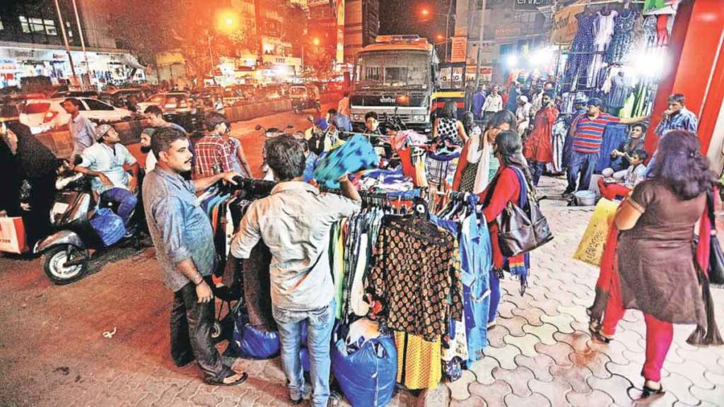 फेरीवाल्यांपुढे पालिकेचे मनुष्यबळ अपुरे ; कारवाई करणाऱ्या विभागातील ८८ पदे रिक्त
