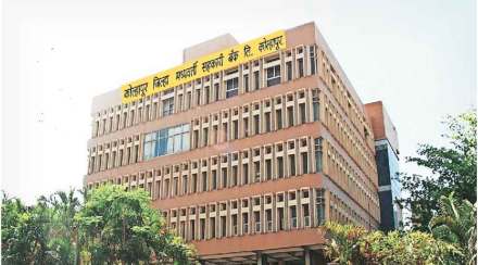 कोल्हापूर जिल्हा बँकेचे नेतृत्व करताना मुश्रीफ यांची कसोटी