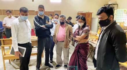 बांबूपासून बनवलेल्या विविध शिल्पाकृतींची माहिती घेताना प्राजक्ता लवंगारे-वर्मा, एम. श्रीनिवास राव, योगेश कुंभेजकर व इतर.