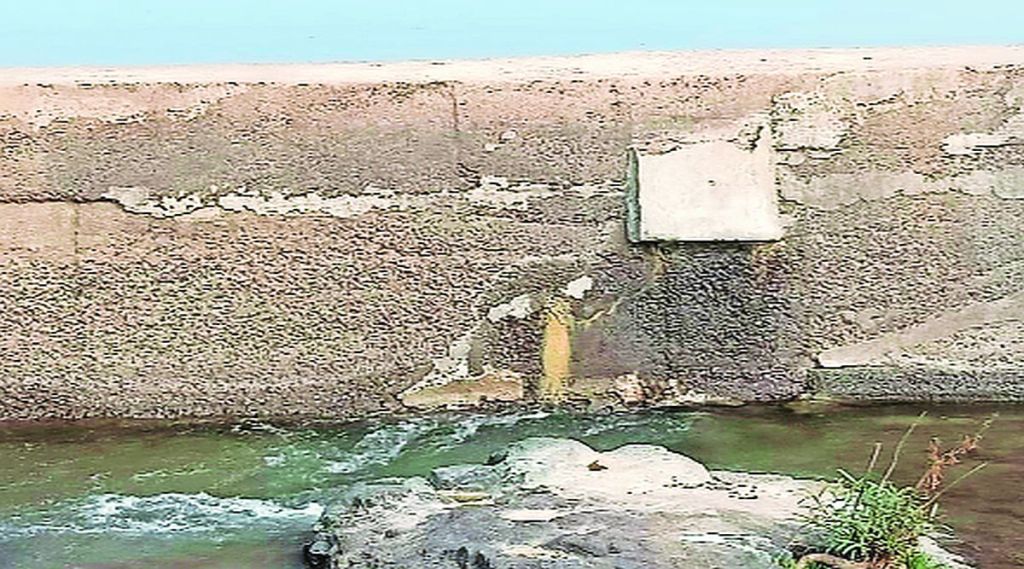 देहेर्जा नदीवरील बंधाऱ्याला गळती